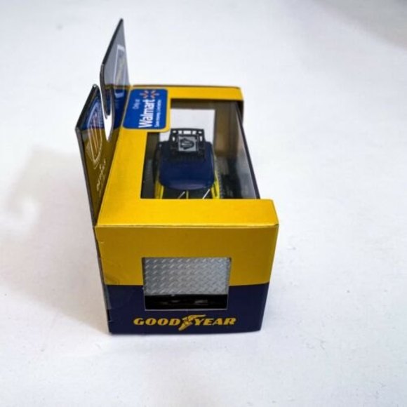 M2 Machines 2021 Walmart Exclusive Goodyear 1960 Volkswagen VW Delivery Van - Picture 4 of 8